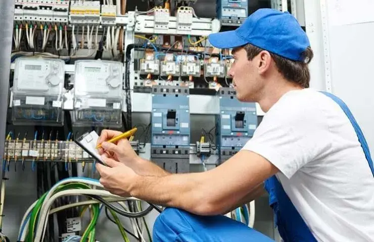 Being An Electrician Pros And Cons: Benefits and Challenges In Electrical Work | ZenElectrical